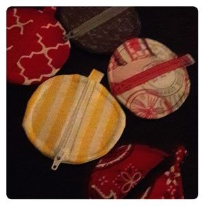 Keyring earbud/coin holder